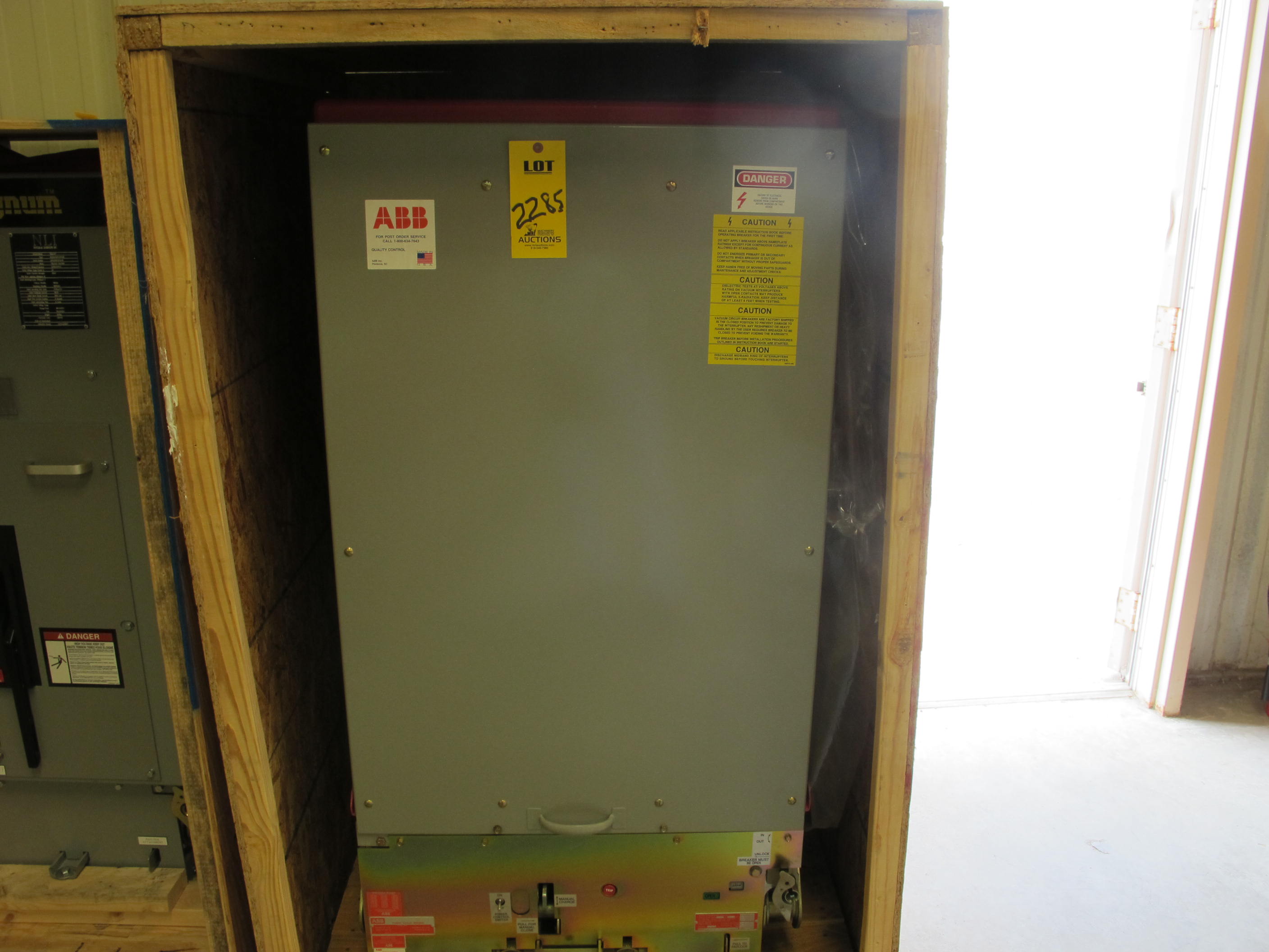 BREAKER, CIRCUIT TYPE, 3K AMPS AMP RATING, 4.16K AC VOLT RATING, 3 POLE, 5HK 350-3000 KIND. 60HZ FOR ITEMS B,D,G,J, TYPE 5HK-350 -3000 AMP REFERENCE-ITEM B/M S.O. NO. 703-50395, PART # C-35233-777-03 (W-44) LOADING & HANDLING FEE $15-